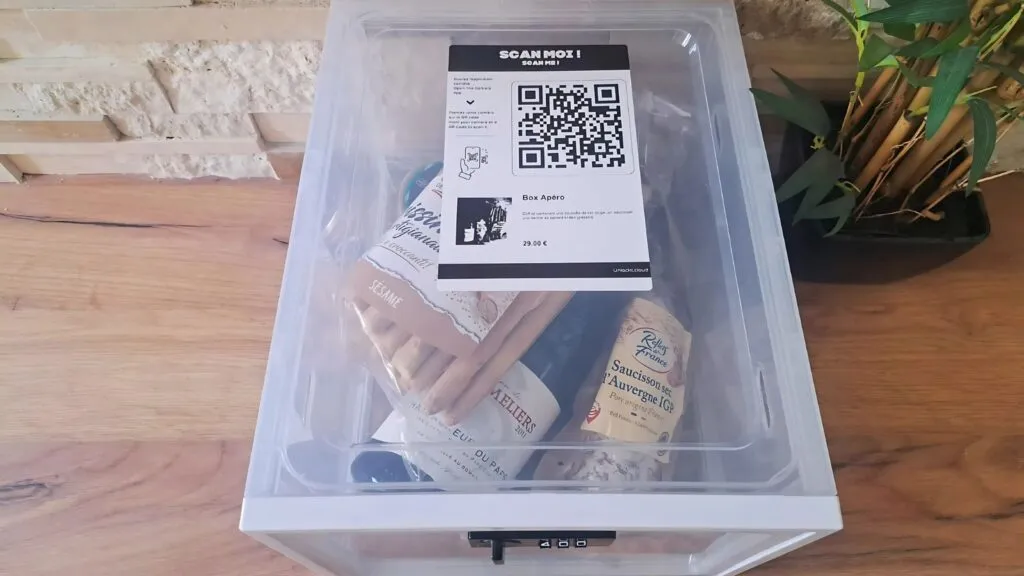 Une boîte UnlockIt verrouillée, avec son QR code, posée dans un logement